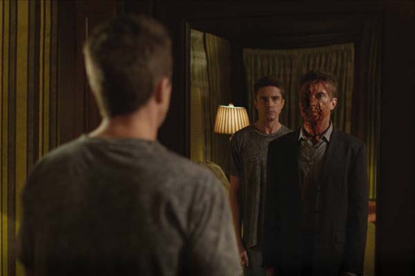 Robin Thomas et Topher Grace dans Delirium (2018)