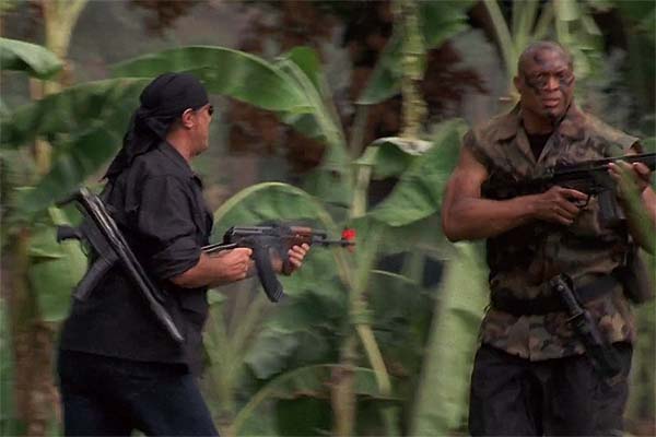 Steven Seagal et Eddie George dans Into the Sun (2005)