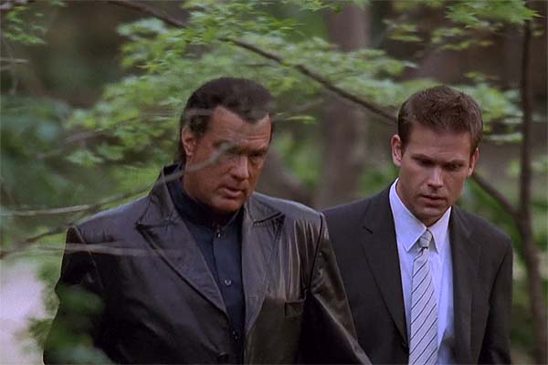 Steven Seagal et Matthew Davis dans Into the Sun (2005)