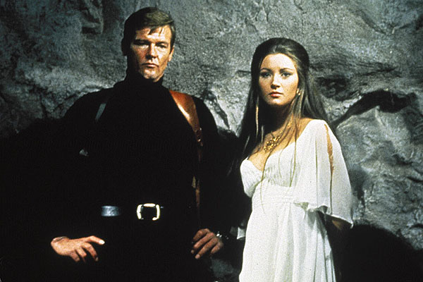Roger Moore et Jane Seymour dans Live and Let Die (1973)