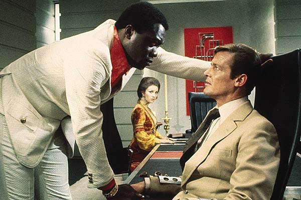 Roger Moore, Yaphet Kotto, et Jane Seymour dans Live and Let Die (1973)