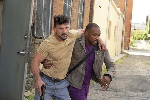 Frank Grillo et Anthony Mackie dans Point Blank (2019)