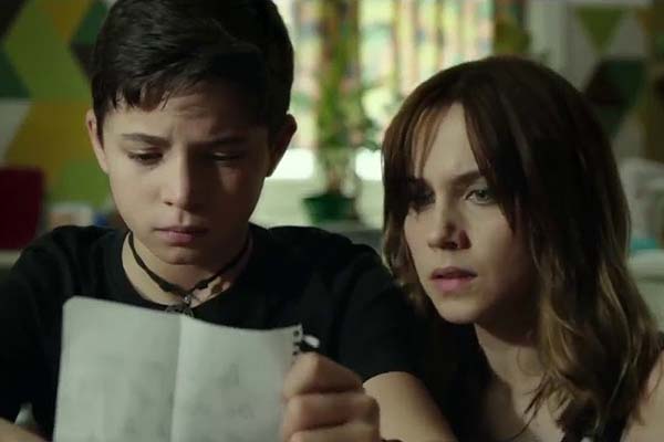 Hugo Arbues et Aura Garrido dans El aviso (2018)