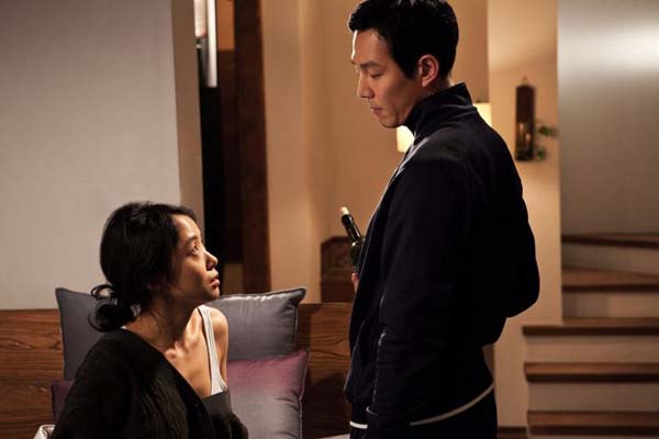 Jeon Do-yeon et Lee Jung-jae dans The Housemaid (2010)