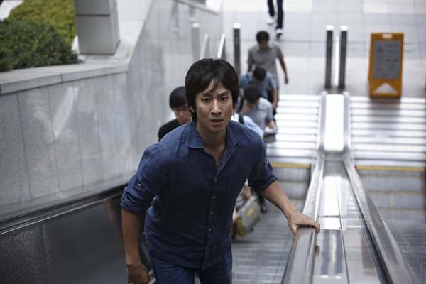 Lee Sun-kyun dans Helpless (2012)