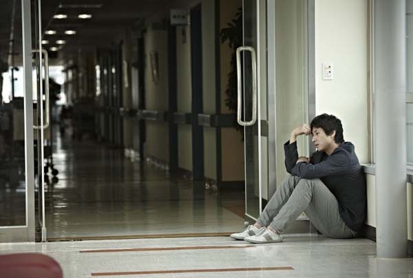 Lee Sun-kyun dans Helpless (2012)
