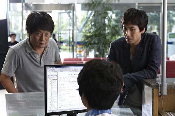 Jo Sung-ha et Lee Sun-kyun dans Helpless (2012)
