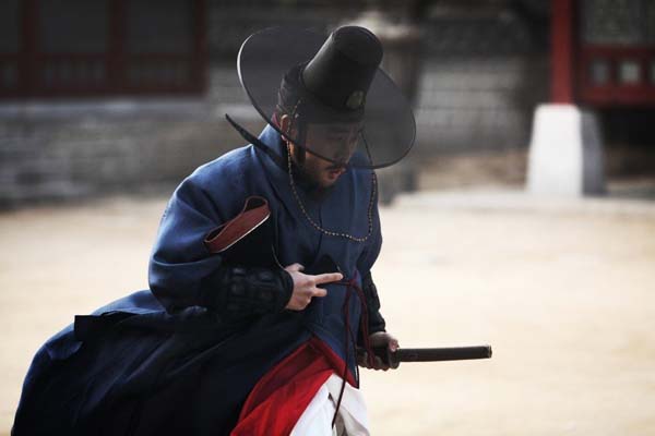 Kim In-kwon dans Masquerade (2012)