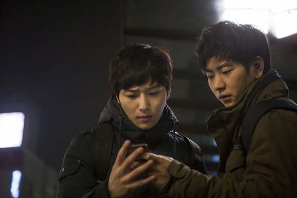 Byun Yo-han et Lee Joo-seung dans Socialphobia (2015)