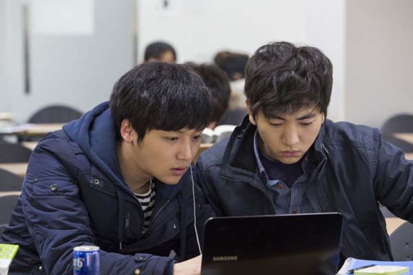 Byun Yo-han et Lee Joo-seung dans Socialphobia (2015)