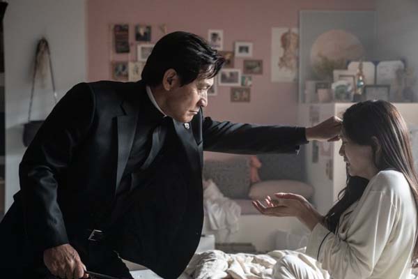 Ahn Sung-ki dans The Divine Fury (2019)