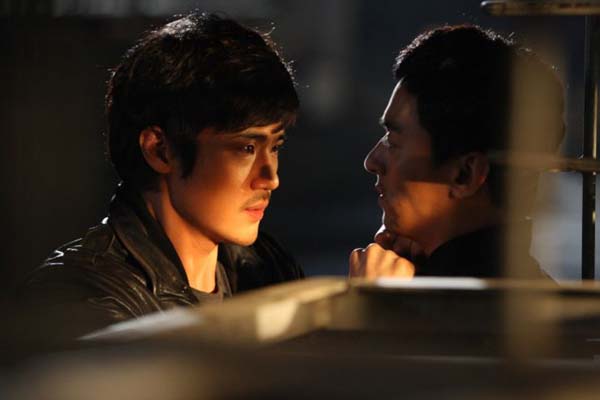 Joo Jin-mo et Kim Kang-woo dans A Better Tomorrow (2010)