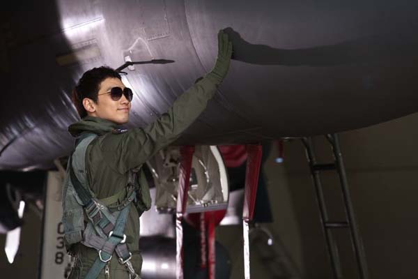 Jung Ji-hoon dans R2B: Return to Base (2012)