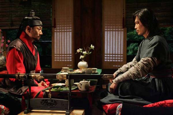 Heo Joon-ho et Jung Jae-young dans The Divine Weapon (2008)