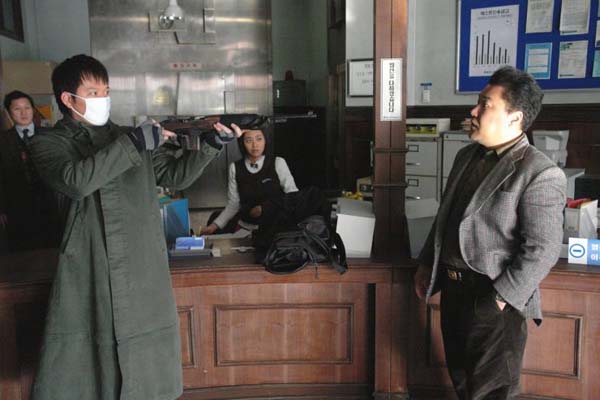 Jung Jae-young et Ko Chang-seok dans Going by the Book (2007)