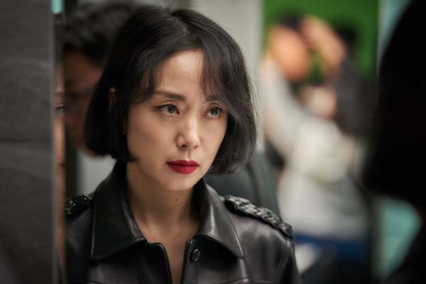 Jeon Do-yeon dans Beasts Clawing at Straws (2020)
