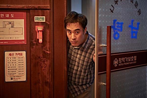 Bae Sung-woo dans Beasts Clawing at Straws (2020)