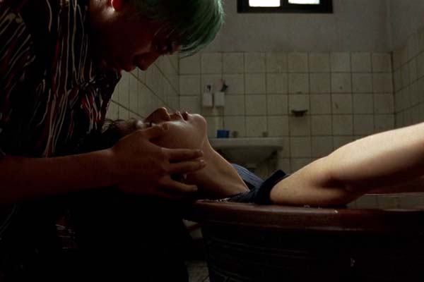 Shin Ha-kyun et Im Ji-eun dans Sympathy for Mr. Vengeance (2002)