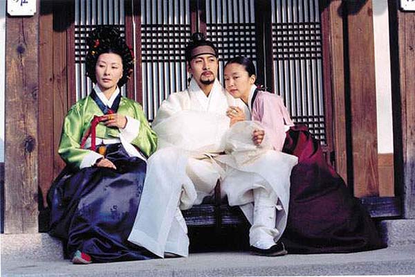 Jeon Do-yeon, Bae Yong-joon et Lee Mi-sook dans Untold Scandal (2003)