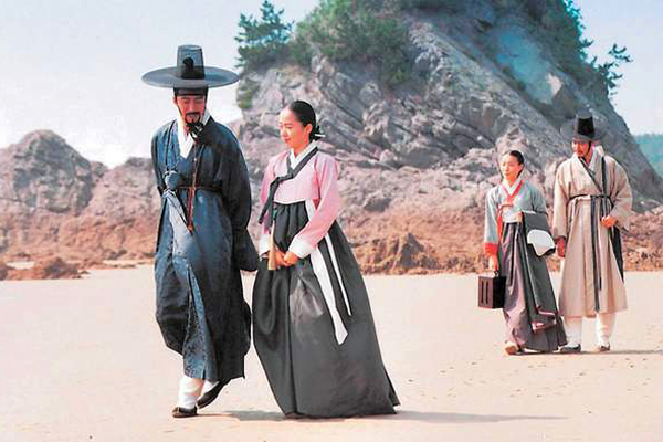 Bae Yong-joon et Lee Mi-sook dans Untold Scandal (2003)