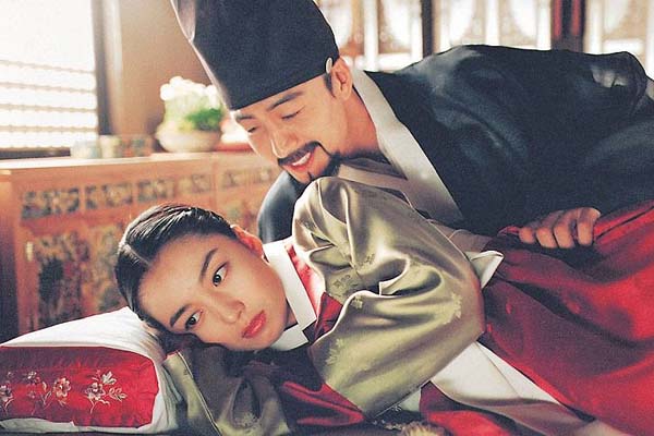 Bae Yong-joon et Lee Mi-sook dans Untold Scandal (2003)