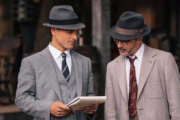 Michael Malarkey et Aidan Gillen dans Project Blue Book (2019)