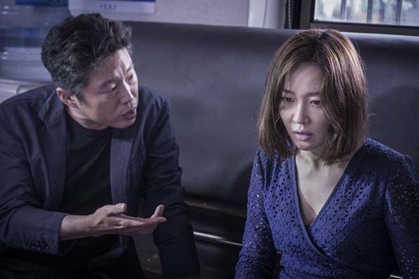Kim Hee-won et Uhm Ji-won dans Missing Woman (2016)