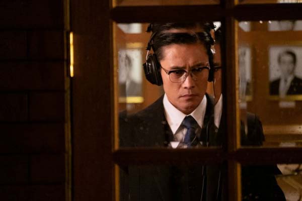 Lee Byung-hun dans The Man Standing Next (2020)