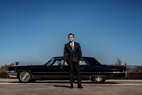 Lee Byung-hun dans The Man Standing Next (2020)