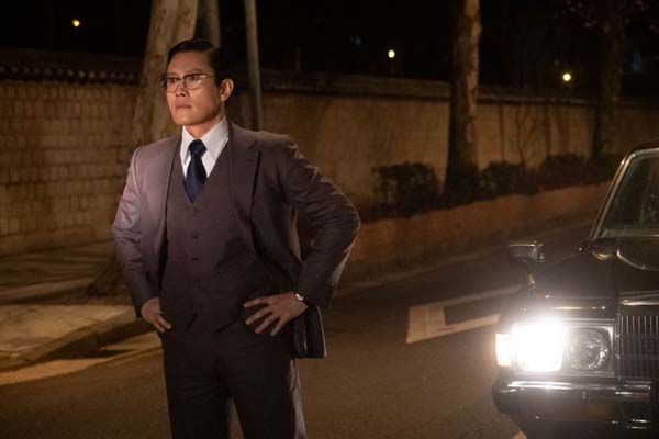 Lee Byung-hun dans The Man Standing Next (2020)