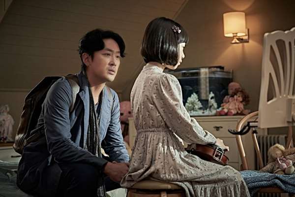 Ha Jung-woo et Heo Yool dans The Closet (2020)