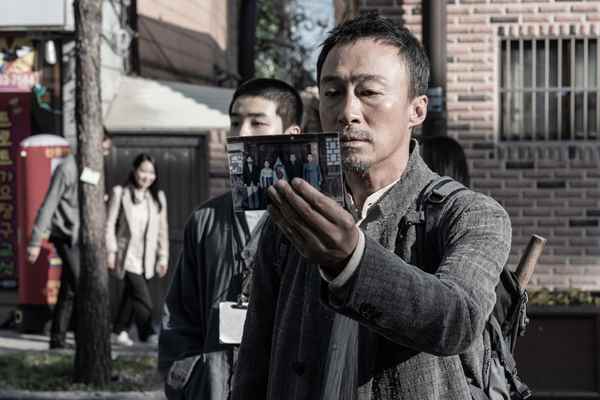 Lee Sung-min dans The 8th Night (2021)