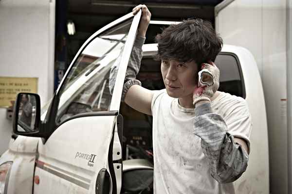 Shin Ha-kyun dans Running Man (2013)