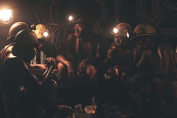 Hwang Jung-min et Oh Dal-su dans Ode to My Father (2014)