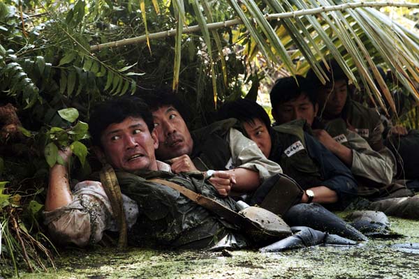 Hwang Jung-min et Oh Dal-su dans Ode to My Father (2014)