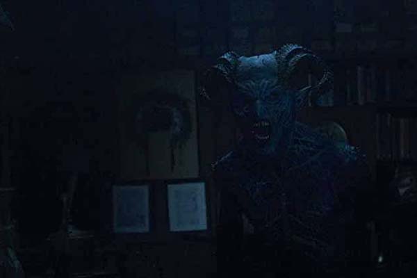 Alexander Ward dans "Annabelle Comes Home" (2019)