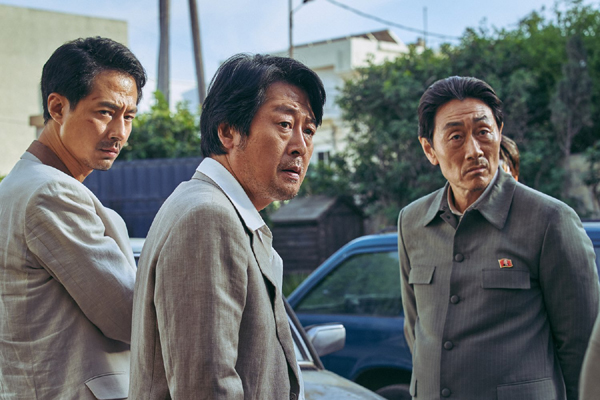 Jo In-sung , Kim Yoon-seok et Heo Joon-ho dans Escape from Mogadishu (2021)