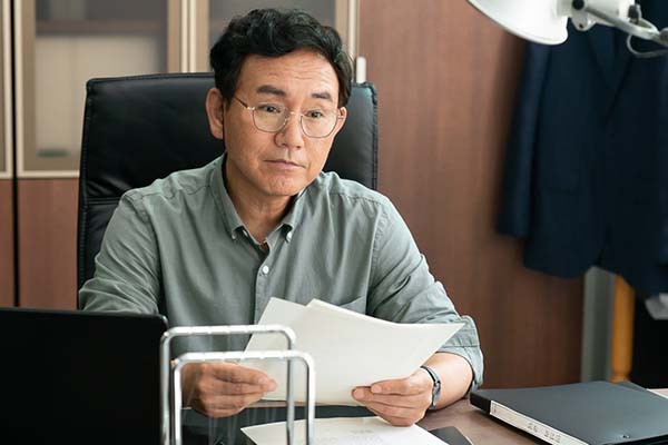 Son Byung-ho (손병호) dans The Hypnosis (2021)