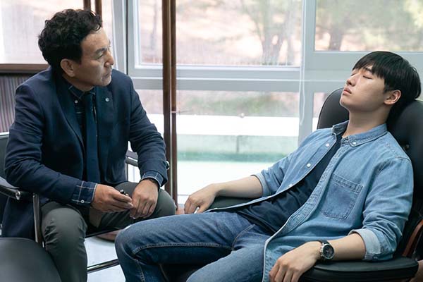 Son Byung-ho (손병호) et Lee David (이다윗) dans The Hypnosis (2021)