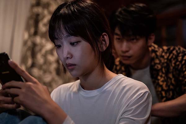 Jin Ki-joo et Wi Ha-joon dans Midnight (2021).