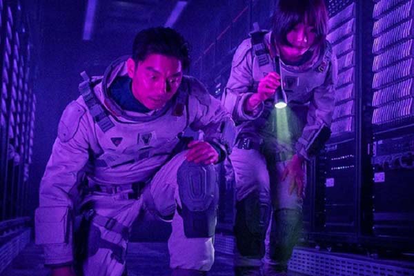 Gong Yoo et Bae Doona dans The Silent Sea (2021)