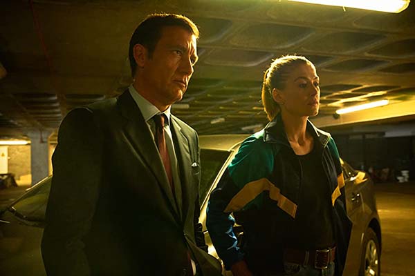 Clive Owen et Rosamund Pike dans The Informer (2019)
