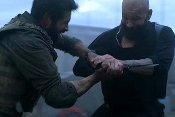 Scott Adkins et Jess Liaudin dans One Shot (2021)