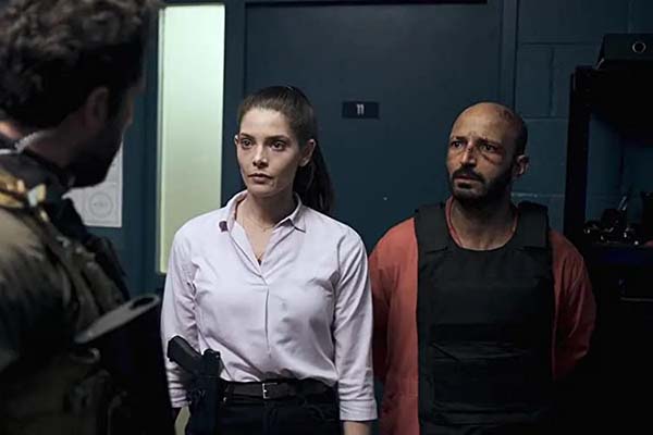 Waleed Elgadi et Ashley Greene dans One Shot (2021)