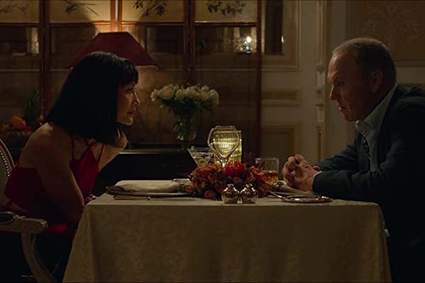 Maggie Q et Michael Keaton dans The Protégé (2021)