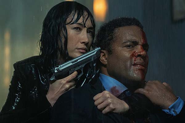 Maggie Q et Ray Fearon dans The Protégé (2021)