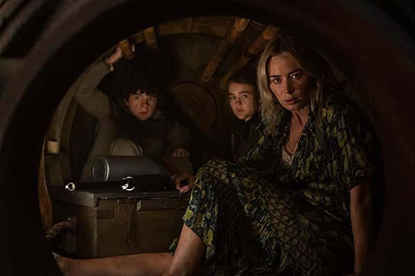 Emily Blunt, Noah Jupe, et Millicent Simmonds dans A Quiet Place Part II (2020)