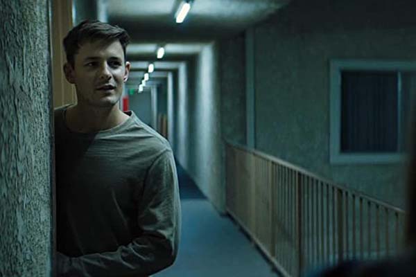 Giles Matthey dans 1BR (2019)