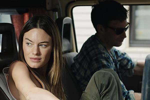 James Jagger et Camille Rowe dans The Deep House (2021)