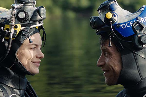 James Jagger et Camille Rowe dans The Deep House (2021)